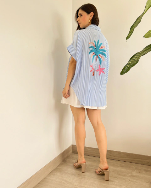 Blusón P.082 de PRIMIA, vista posterior de cuerpo completo con diseño amplio, palmera y estrellas de mar en la espalda.