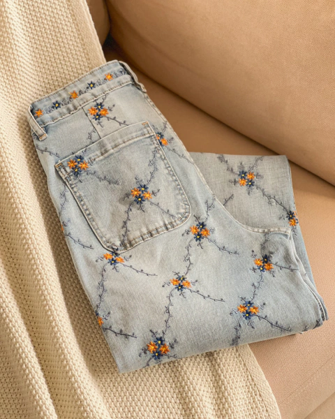 Jean ZENDAYA BORDADO FLORAL en internet