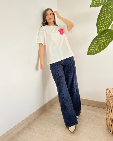 Camiseta P.084 de PRIMIA, vista frontal de cuerpo completo con corte recto, hombros ligeramente caídos y estampado pequeño en el pecho.