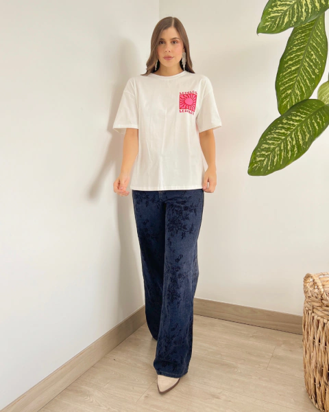 Camiseta LESOLEIL P.084 de PRIMIA, vista frontal de cuerpo completo con manga corta amplia, cuello redondo y diseño gráfico en el pecho.