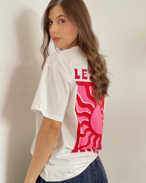 Camiseta blanca LESOLEIL P.084 de PRIMIA, detalle lateral y posterior mostrando el estampado grande de sol y la manga corta.