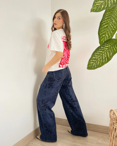 Camiseta LESOLEIL P.084 de PRIMIA, vista lateral de cuerpo completo con manga corta, corte holgado y estampado gráfico en la espalda.