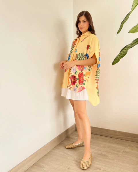 Blusón Floral P.086 Amarillo de PRIMIA, vista lateral de cuerpo completo con silueta holgada, manga corta y motivos florales multicolor.
