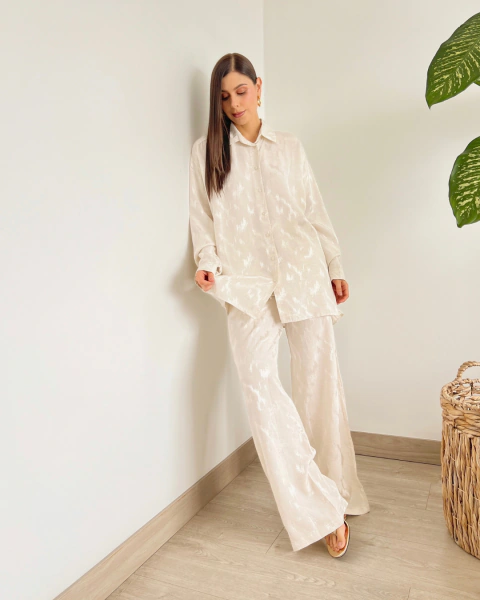 Set T.186 Camisa y Pantalón Marfil con Textura Satinada