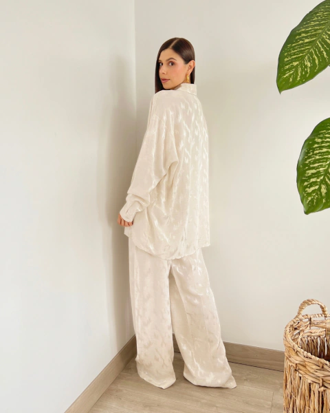Set marfil para mujer con camisa amplia y pantalón de pierna ancha T.186 de PRIMIA