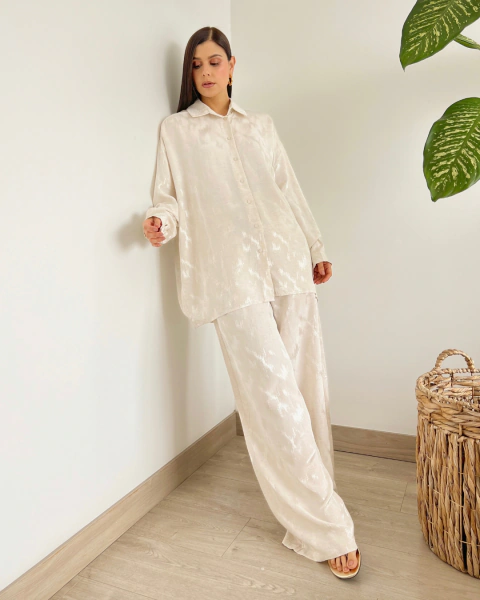 Set marfil para mujer con camisa amplia y pantalón de pierna ancha T.186 de PRIMIA