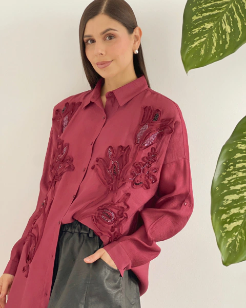 Blusón vino para mujer con flores 3D y detalles brillantes T.193 de PRIMIA