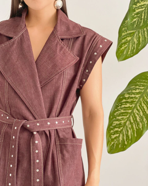 Chaleco T.190 vino – detalle de taches, costuras y cinturón