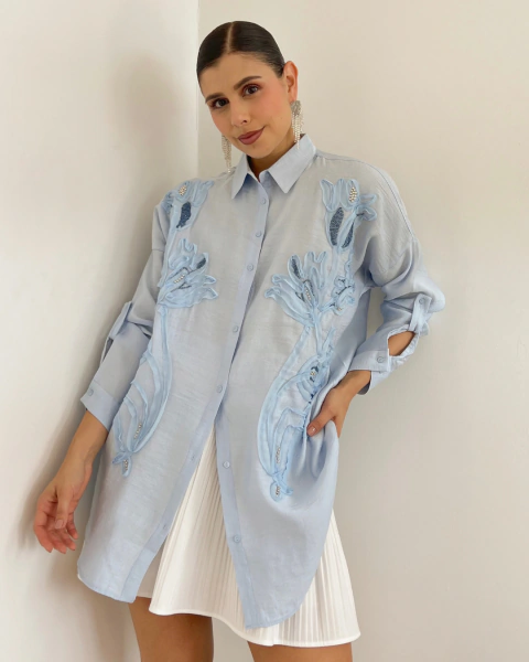 Blusón T.193 azul claro para mujer con flores en relieve PRIMIA