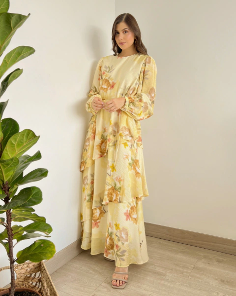 Vestido T.168 de PRIMIA, vista frontal de cuerpo completo con estampado floral efecto acuarela, mangas largas y cintura ajustable.