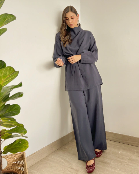 Set T.152 Azul Oscuro de PRIMIA, vista frontal de cuerpo completo con blusa anudada en la cintura y pantalón largo de pierna amplia.
