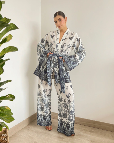 Set T.181 para mujer con kimono y pantalón estampado – vista frontal