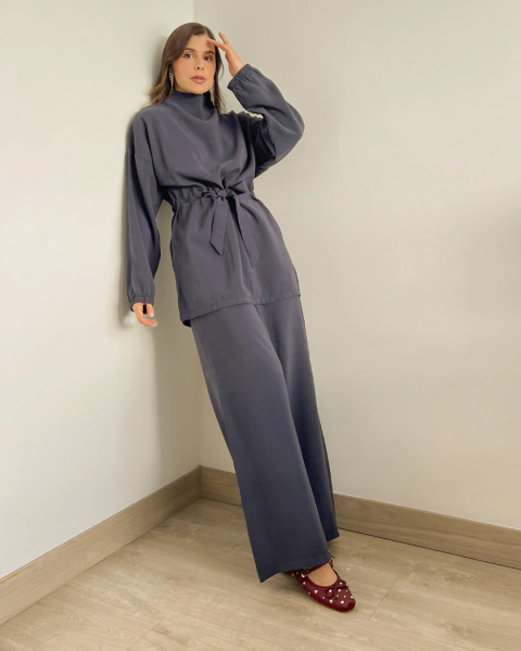 Set T.152 Azul Oscuro de PRIMIA, vista frontal de cuerpo completo con blusa de silueta relajada, cintura definida y pantalón largo de pierna amplia.