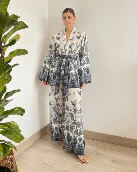 Set T.181 estampado – detalle de kimono, cinturón y diseño botánico
