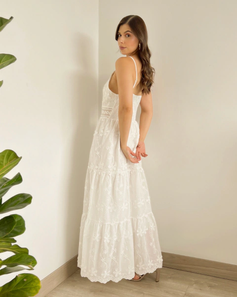 Vestido largo T.158 de PRIMIA, vista lateral y posterior de cuerpo completo con espalda fruncida y falda blanca amplia de bordados florales.