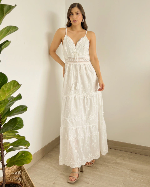 Vestido largo blanco T.158 de PRIMIA, vista frontal con bordados florales, cintura definida y falda amplia confeccionada en niveles.