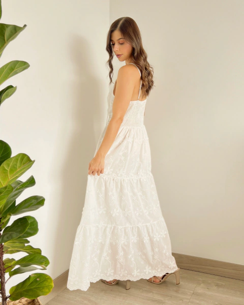 Vestido blanco bordado T.158 de PRIMIA, vista lateral y posterior con panel elástico en la espalda, tirantes delgados y falda larga con flores bordadas.