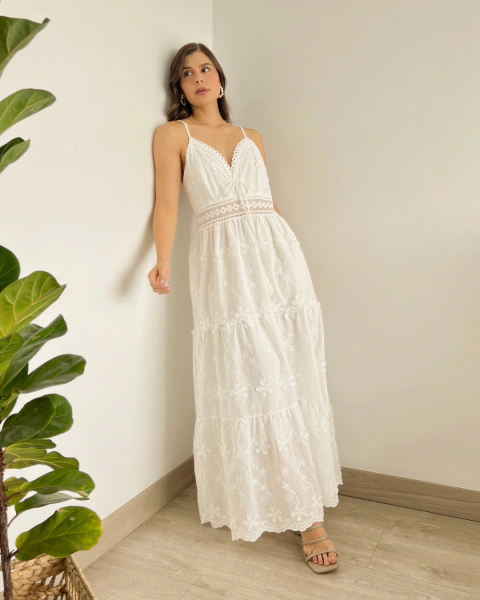 Vestido largo blanco T.158 de PRIMIA, vista frontal de cuerpo completo con escote en V, tirantes delgados, cintura de encaje y falda bordada en niveles.