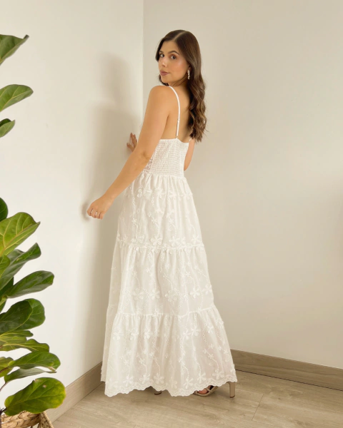 Vestido T.158 de PRIMIA, vista posterior de cuerpo completo mostrando la espalda fruncida, los tirantes ajustables y la falda amplia con bordados florales.