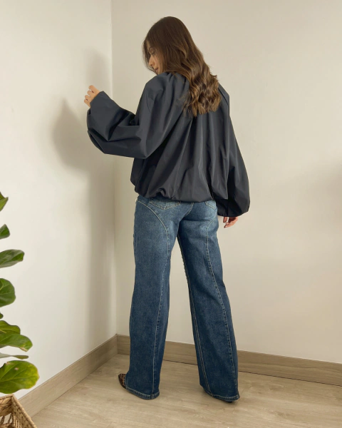 Chaqueta azul navy P.079 de PRIMIA, vista posterior de cuerpo completo mostrando el volumen de las mangas, la espalda lisa y el ruedo recogido.