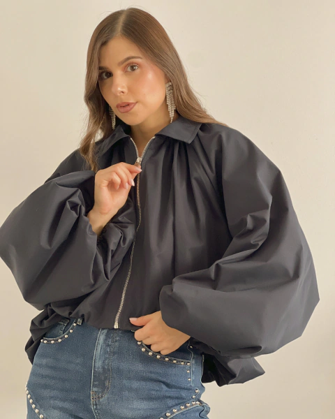 Chaqueta azul navy P.079 de PRIMIA, vista frontal de medio cuerpo con cuello camisero, cierre de cremallera y mangas largas voluminosas.