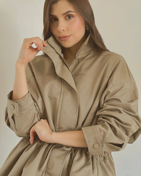 Chaqueta P.106 de silueta amplia combinada con jeans estampados y botines.