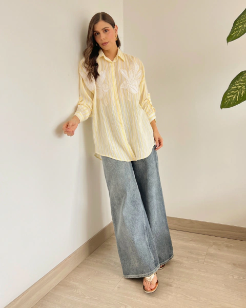 Camisa amarilla a rayas con aplicaciones florales T.194