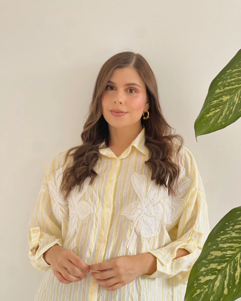 Imagen de Camisa amarilla a rayas con aplicaciones florales T.194