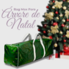Bolsa organizadora verde para árvore de Natal, com alças brancas, em frente a uma árvore decorada.