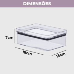 Caixa hermética para armazenamento de frios com dimensões de 18cm x 13cm x 7cm.