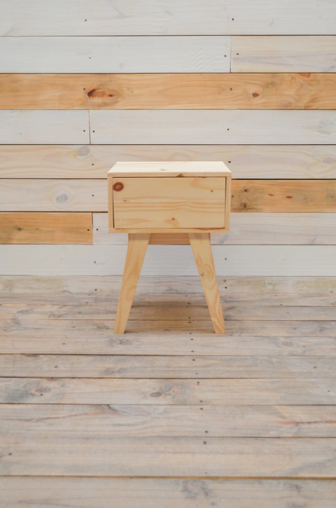 Mesa de luz retro un cajón