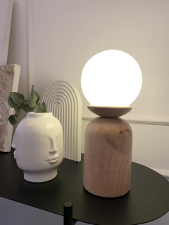 Lámpara de mesa en madera con tulipa de vidrio 