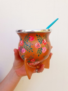 Mate de calabaza forrado en cuero y pintados a mano en internet