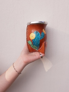 Mate de calabaza forrado en cuero y pintados a mano