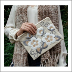 PRE VENTA Sobre grande de picote bordado a mano