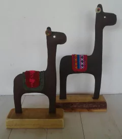 Llamita de chapa oxidada con montura de aguayo - comprar online