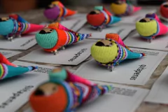 Quitapena prendedor vestida con aguayo en internet