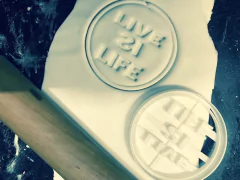 cortante galletitas cookie tematica live is life 08 cms C081 - comprar online