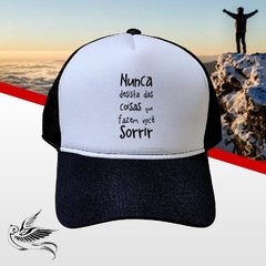 BONÉ NUNCA DESISTA DAS COISAS QUE TE FAZ SORRIR - loja online