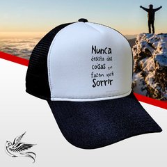 BONÉ NUNCA DESISTA DAS COISAS QUE TE FAZ SORRIR - comprar online