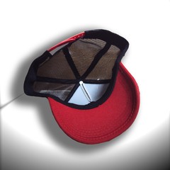 BONÉ VERMELHO E PRETO TRUCKER - Pássaro Dourado