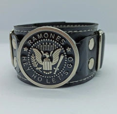 KIT BONÉ + BRACELETE RAMONES HEY HO LETS GO - comprar online