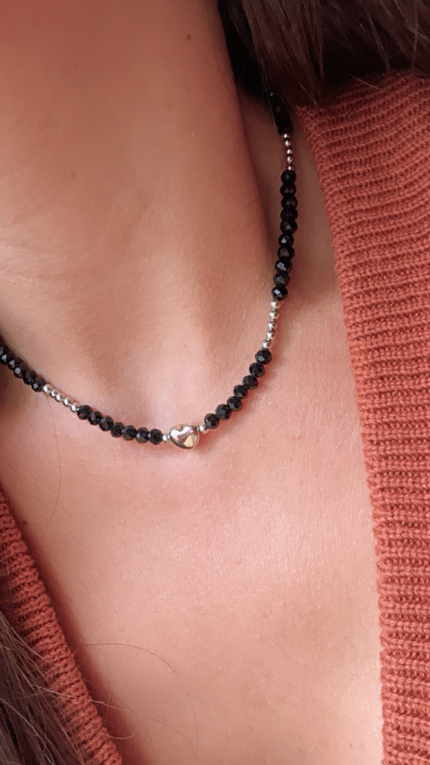 Collar Cristales negros y corazon chato. - comprar online