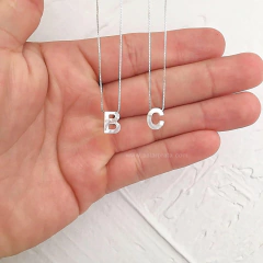 Colar inicial madrepérola