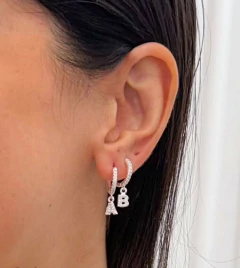 Argola Cravejada com inicial de nome