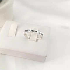 Anel seja forte e corajosa na internet