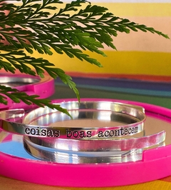 Bracelete Coisas Boas Acontecem na internet