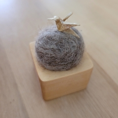 Alfiletero artesanal de fieltro con base de madera natural - tienda online