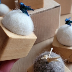 Alfiletero artesanal de fieltro con base de madera natural - comprar online