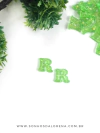 APLIQUE DE RESINA LETRAS R VERDE NEON COM CONFETES KIT COM 2 UNIDADES